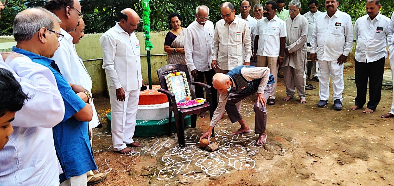 Super senior Purushotham Rathor starting the Independance day program by breaking coconut .jpeg